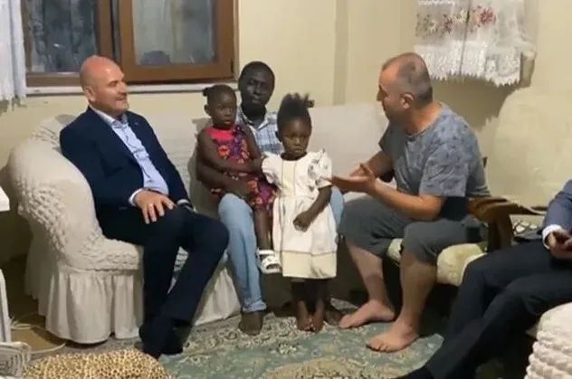 Bakan Soylu'dan metroda saldırıya uğrayan Senegalli aileye ziyaret