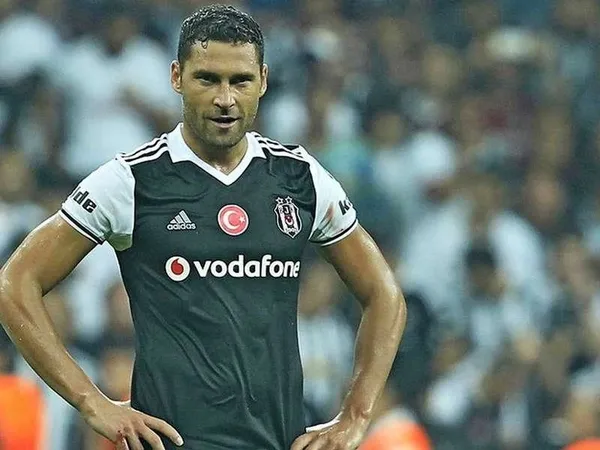 Kartal’ın eski yıldızı Tosic, Sırp golcü Mitrovic'i markaja aldı-6