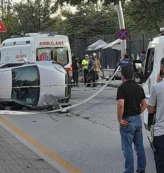 Ankara'da facianın eşiğinden dönüldü! Otomobil durağa daldı-2