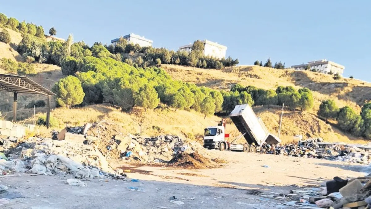 Yine CHP yine çöp! Çiğli'de okulun dibini çöplüğe çevirdiler