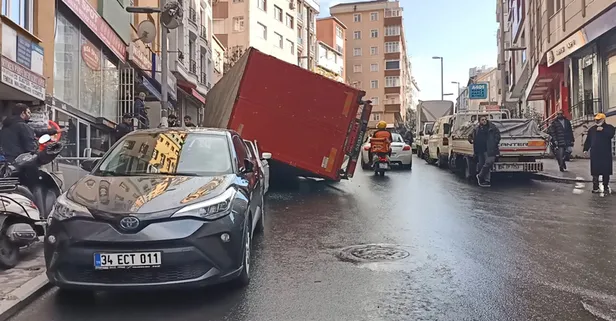 Freni boşalan kamyonet park halindeki aracın üzerine devrildi! Yer: İstanbul