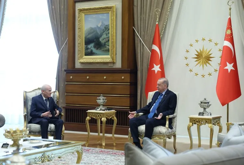 son-dakika-baskan-erdogan-bahceliyi-kabul-etti-ana-gundem-terorsuz-turkiye-ve-pkknin-silah-birakmasi-1752152388018.jpeg Başkan Recep Tayyip Erdoğan, MHP lideri Devlet Bahçeli'yi kabul etti