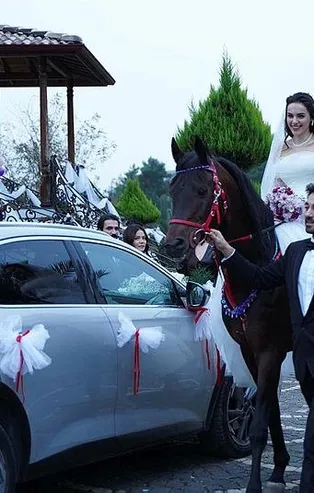 ATV'nin başarılı dizisi Kalp Yarası'ndan hayranlarını heyecanlandıran bölüm! Ayşe ve Ferit evlendi!