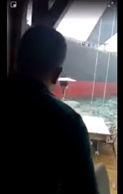 Gemi yalıya böyle çarptı! İşte panik anları