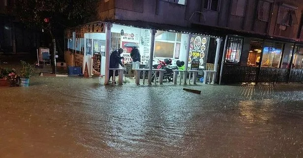 İzmir’i yağmur ve fırtına vurdu: Sokaklar göle döndü