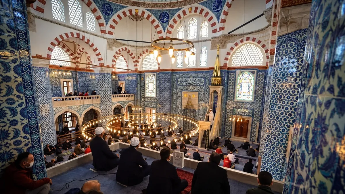 16 Ekim 2026 cuma hutbesi: Diyanet'ten insan kalabilmek, merhamet ve aile bağları üzerine önemli mesajlar