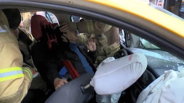 istanbulda-korkunc-kaza-sariyerde-taksi-ve-iett-otobusu-kafa-kafaya-carpisti-1641554458817.jpg İstanbul'da korkunç kaza! Sarıyer'de taksi ve İETT otobüsü kafa kafaya çarpıştı-5