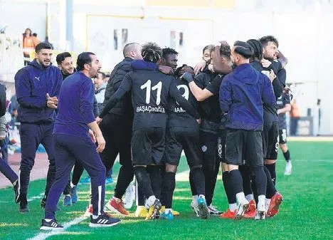 aslan-liderlik-icin-sahada-cimbom-istanbulsporu-maglup-etmesi-halinde-zirveye-cikacak-1671927844027.jpeg Aslan liderlik için sahada! Cimbom, İstanbulspor’u mağlup etmesi halinde zirveye çıkacak-4