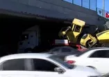 Bakırköy'de tır köprü altına sıkıştı