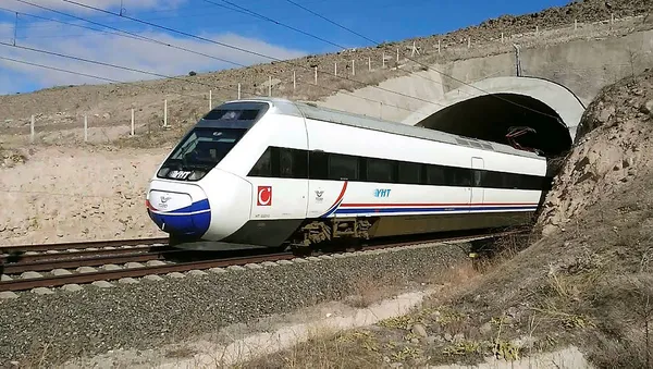 hizli-tren-hatlari-2023e-damga-vuracak-52-il-hizli-trenlerle-birbirine-baglanacak-1649500366047.jpg