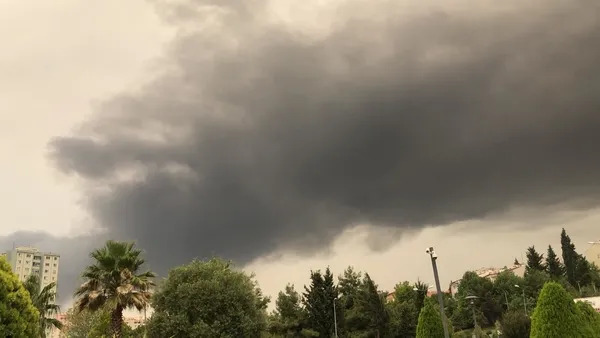 istanbulda-hava-neden-sari-turuncu-oldu-istanbul-gokyuzu-son-dakika-hava-neden-kapandi-1628249246838.jpg İstanbul’da hava neden sarı, turuncu oldu? İstanbul gökyüzü son dakika hava neden kapandı?-3