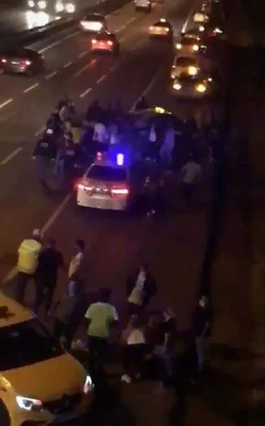 Son dakika: Esenyurt’ta taksici terörü: TEM bağlantı yolunda tekmeli yumruklu kavga-1