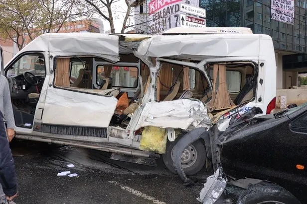 Minibüs servis aracına adeta ok gibi saplandı ile ilgili görsel sonucu