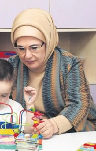 Ukrayna'dan getirilen yetim çocukları Türkiye'nin şefkatli ellerinde! Emine Erdoğan'dan Ukrayna'ya mesaj: Çocuklarınız emin ellerde...