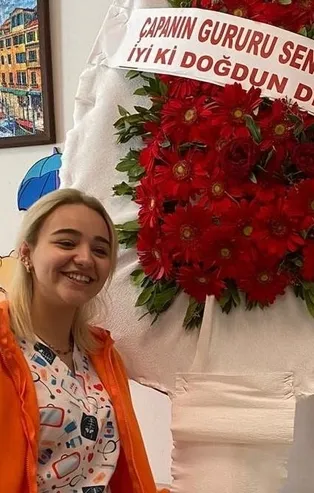 Sahte doktorun oyununu astsubay sevgilisi bozmuş! Yalanların bini bir para: Doğum gününde kendine 'Çapa' yazılı çelenk yaptırmış