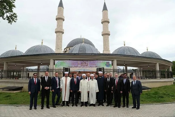 diyanet-isleri-baskani-ali-erbas-ve-hafiz-osman-sahinden-bulgaristan-filibe-muradiye-camiinde-cifte-ezan-1623788749509.jpeg Diyanet İşleri Başkanı Ali Erbaş ve Hafiz Osman Şahin'den Bulgaristan Filibe Muradiye Camii’nde çifte ezan!-2