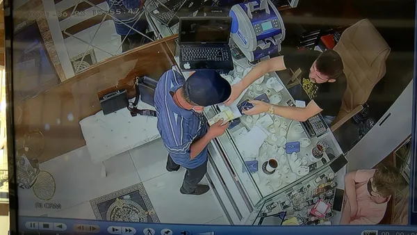 istanbul-kucukcekmecede-kuyumcunun-800-bin-lira-dolandirildigi-anlar-kamerada-1624616460149.jpg İstanbul Küçükçekmece'de kuyumcunun 800 bin lira dolandırıldığı anlar kamerada-3