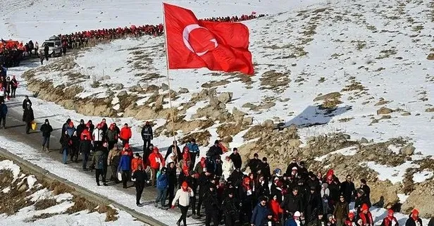 Sarıkamış şehitleri dua ve rahmetle anıldı! 4,5 kilometrelik yürüyüşte 100 metrelik Türk bayrağı taşındı