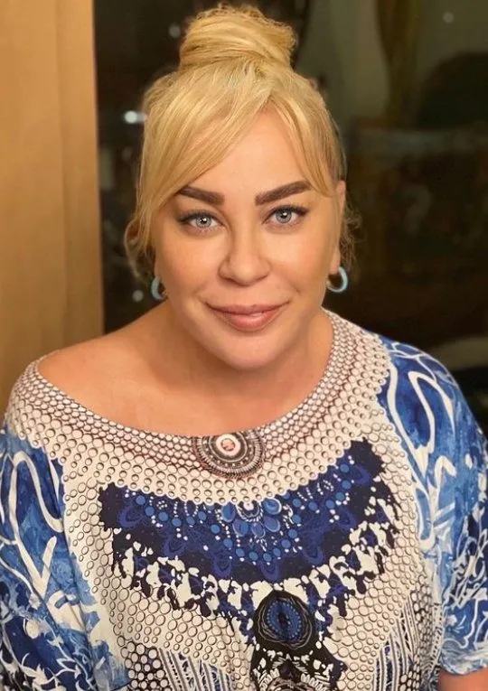 ender-sarac-zerrin-ozere-6-ayda-33-kilo-verdirdi-60-yasinda-109-kilodan-40-bedene-indi-tekerlekli-sandalyeye-m-1701781927542.jpeg 60'lık sanatçı 109 kilodan 76'ya indi! 6 ayda 33 kilo verdiren Zerrin Özer diyeti! Ender Saraç'ın sihirli kürü-5