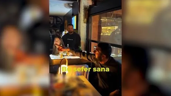 cumhur-ittifaki-izmir-belediye-baskan-adayi-hamza-dagin-alsancak-ziyaretinde-renkli-goruntuler-hamza-abi-oyum-1706986005428.jpeg Cumhur İttifakı İzmir Belediye Başkan adayı Hamza Dağ'ın Alsancak ziyaretinde renkli görüntüler: Hamza Abi oyum sana-6