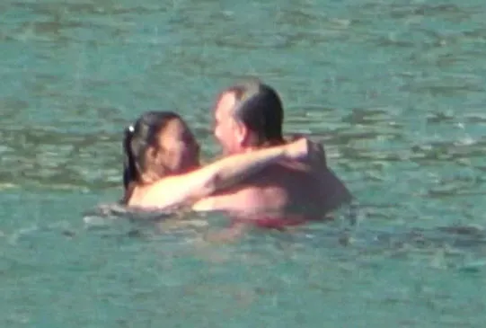 Nurgül Yeşilçay bikinisiyle plajda salındı sevgilisiyle de dudak dudağa yakalandı! Nurgül bikinisiyle akılları aldı-5