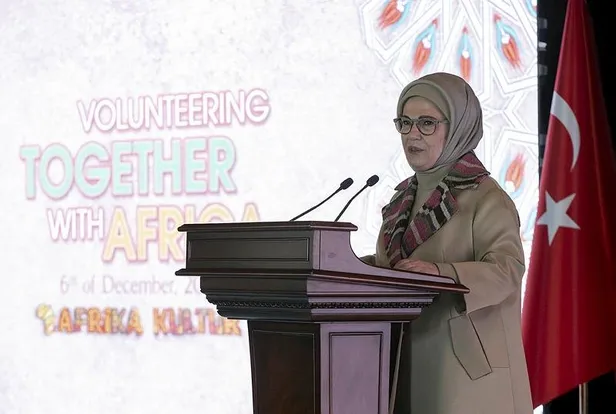 emine-erdogan-dunya-gonulluluk-gunu-kapsaminda-cumhurbaskanligi-kulliyesindeki-afrika-evi-programina-katildi-1670353310572.jpeg Emine Erdoğan, Dünya Gönüllülük Günü kapsamında Cumhurbaşkanlığı Külliyesi'ndeki Afrika Evi programına katıldı-8