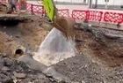 İstanbul'da İSKİ'ye ait su borusu yine patladı! İş bilmez ekiplerden pes dedirten 'çözüm': Kepçeyle kapatmaya çalıştılar...