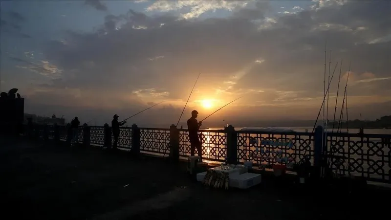 istanbul-icin-sicaklik-alarmi-meteoroloji-ve-valilik-uyardi-hava-durumu-1713801323700.jpeg Meteoroloji ve Bakanlık saat vererek uyardı! Sıcaklıklar mevsim normallerinin 15 derece üstüne çıkacak! Toz yağacak | HAVA DURUMU-3