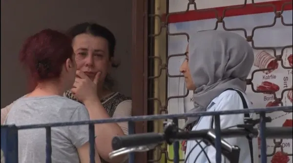 istanbulda-evde-kilitli-kalan-kadin-bez-parcalarini-baglayarak-2-kattan-asagiya-inmek-istedi-1661411315661.jpg İstanbul'da evde kilitli kalan kadın bez parçalarını bağlayarak 2. kattan aşağıya inmek istedi-4