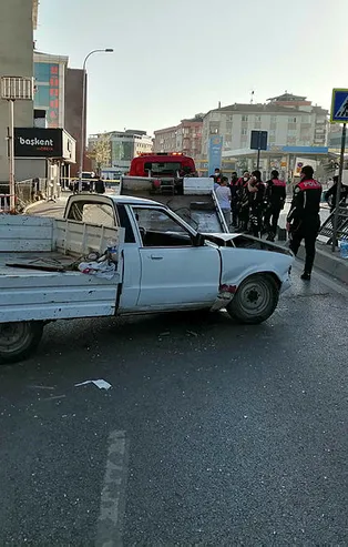 SON DAKİKA! Pendik'te aşırı hızlı pikap otobüs durağına daldı! 2'si çocuk 4 ağır yaralı