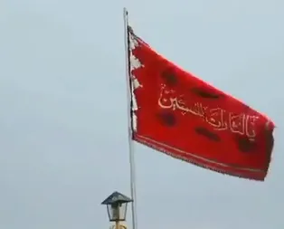 İran kırmızı savaş bayrağını kutsal Cemkeran Camisi kubbesine çekti! Tarihte bir ilk