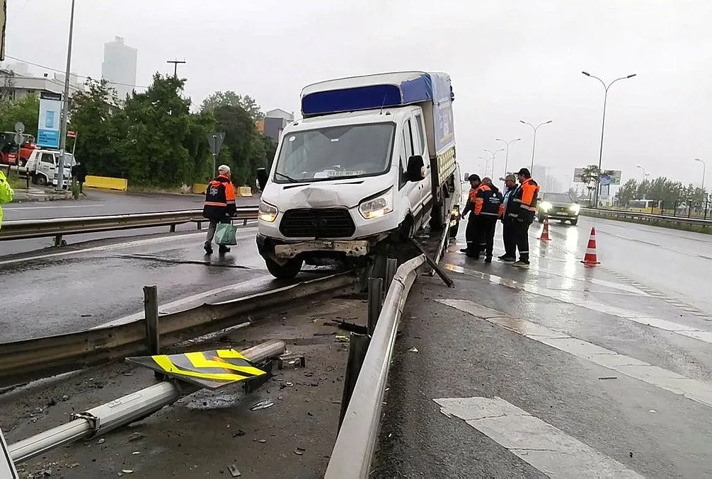 Kamyonet bariyere ok gibi saplandı!