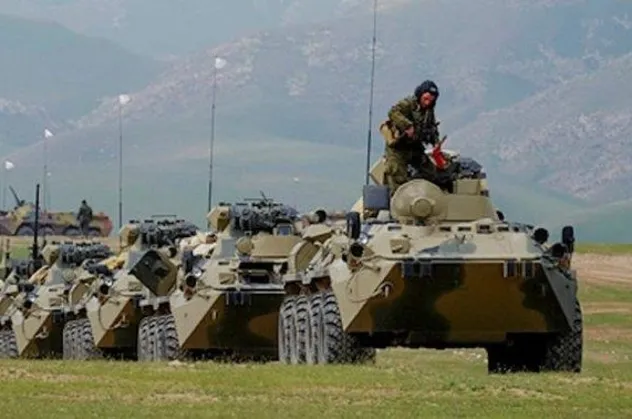 Tacikistan'daki Rus askeri üssünde tatbikat