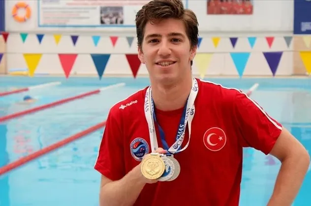 Milli sporcu Derin Toparlak CMAS Paletli Yüzme Büyükler Dünya Şampiyonası'nda altın madalya kazandı!