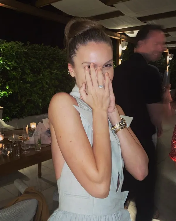 duygu-ozaslan-sevgilisi-can-maxim-mutaftan-evlilik-teklifi-aldi-evet-dedikten-sonra-tektasini-objektife-boyle-gosterdi-1625351578987.jpg Duygu Özaslan sevgilisi Can Maxim Mutaf’tan evlilik teklifi aldı! ‘Evet’ dedikten sonra tektaşını objektife böyle gösterdi-6