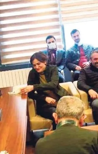 Tugay Adak'ın taziyesi için Kocaeli'ye giden CHP'li Canan Kaftancıoğlu kahkaha atarak poz verdi! Görüntülere tepki yağdı