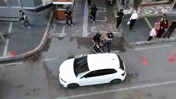 Şirinler çetesine düzenlenen operasyonun görüntüleri ortaya çıktı! Koçbaşı ile kapıyı kıramayan polis zırhlı araçla girdi-3