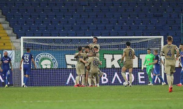Bulutların üstünde! Erol Bulut'lu Fener geriye düştüğü maçta 3 puanı hanesine yazdırdı-1
