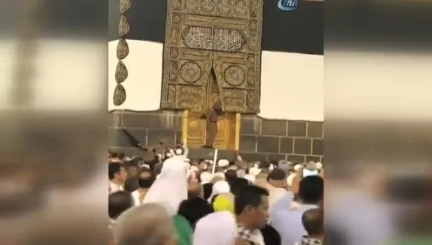 Kabe'de akılalmaz olay! Polis müdahale etti!