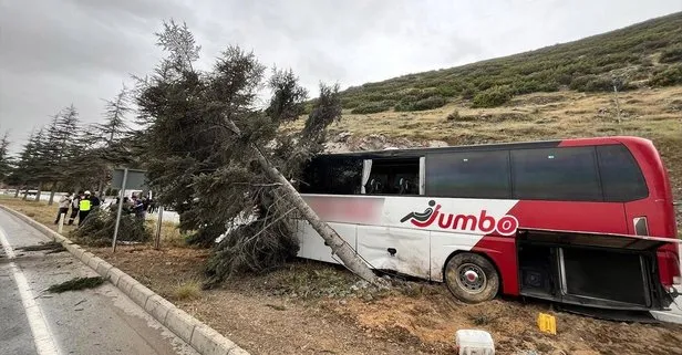 Isparta-Afyonkarahisar kara yolunda kaza! Yolcu otobüsü refüjdeki ağaca çarptı