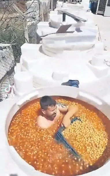 16-yasinda-anne-katili-oldu-samsunda-annesini-tabancayla-oldurdu-bir-anlik-ofkenin-sonucu-dedi-1690670568556.jpeg 16 yaşında anne katili oldu! Samsun'da annesini tabancayla öldürdü: "Bir anlık öfkenin sonucu" dedi-3