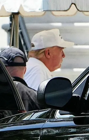 Kovid-19 nedeniyle yaklaşık 100 bin kişinin öldüğü ABD'de Trump'ın golf keyfi!