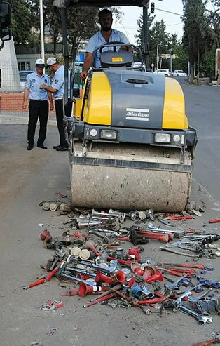 Tek tek toplayıp silindirle ezdiler...
