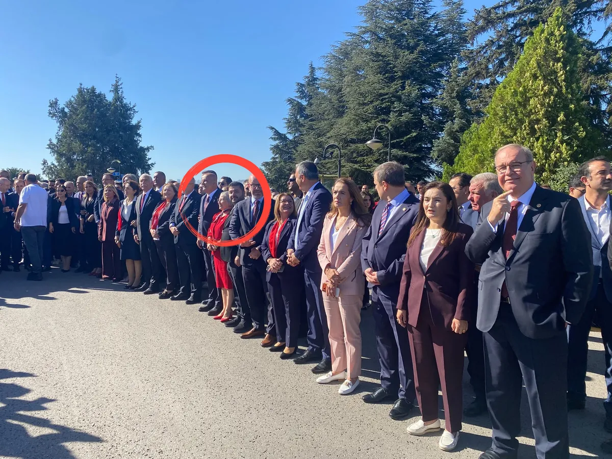 chpnin-utanc-karesi-tacizden-bir-araba-dayak-yiyen-vekil-anitkabirde-1788948048997.jpg CHP'nin utanç karesi! "Bir posta atacağım" deyip bir araba dayak yemişti: Ahmet Baran Yazgan Anıtkabir'de günah çıkardı-2