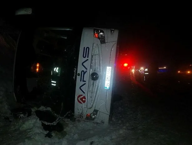 kars-erzurum-kara-yolunda-yolcu-otobusu-devrildi-olu-ve-yaralilar-var-1639847878305.jpeg Kars-Erzurum kara yolunda yolcu otobüsü devrildi! Ölü ve yaralılar var-3