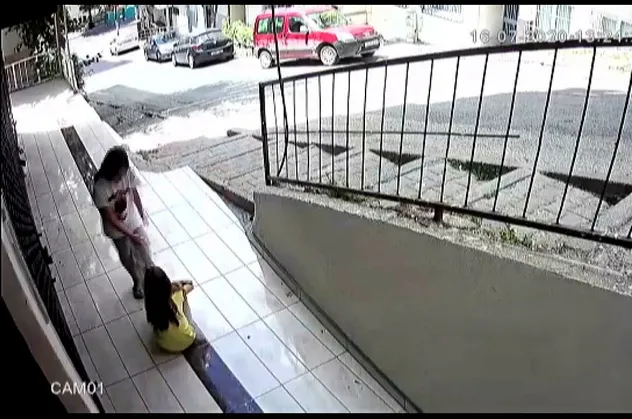 Çocuklar ölümden son anda kurtuldu! Feci kaza saniye saniye kaydedildi