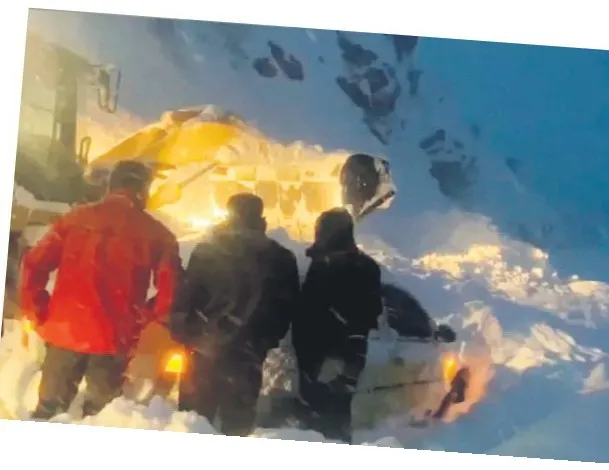 Hakkari’de çığ faciası! Seyir halinde 3 araç karların altında kaldı...