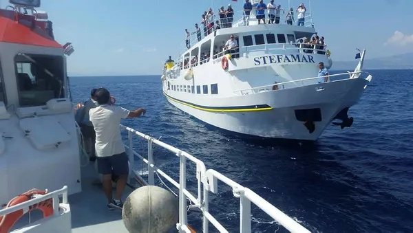 Arızalanan Yunan feribotunu kıyı emniyeti çekti-1