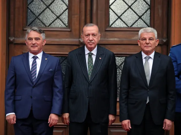 son-dakika-baskan-erdogandan-bosna-ve-karadag-donusu-onemli-aciklamalar-afganistan-secim-baraji-28-subat-pasalari-sosyal-medya-duzenlemesi-1630232360985.jpg SON DAKİKA: Başkan Erdoğan'dan Bosna ve Karadağ dönüşü önemli açıklamalar! Afganistan seçim barajı 28 Şubat paşaları sosyal medya düzenlemesi-4