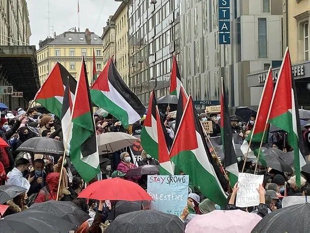 isvicrede-siyonist-israilin-mescid-i-aksaya-ve-filistinlilere-yonelik-saldirilari-protesto-edildi-erdogan-sesleri-1621105203840.jpeg İsviçre'de Siyonist İsrail’in Mescid-i Aksa’ya ve Filistinlilere yönelik saldırıları protesto edildi! Erdoğan sesleri...-3